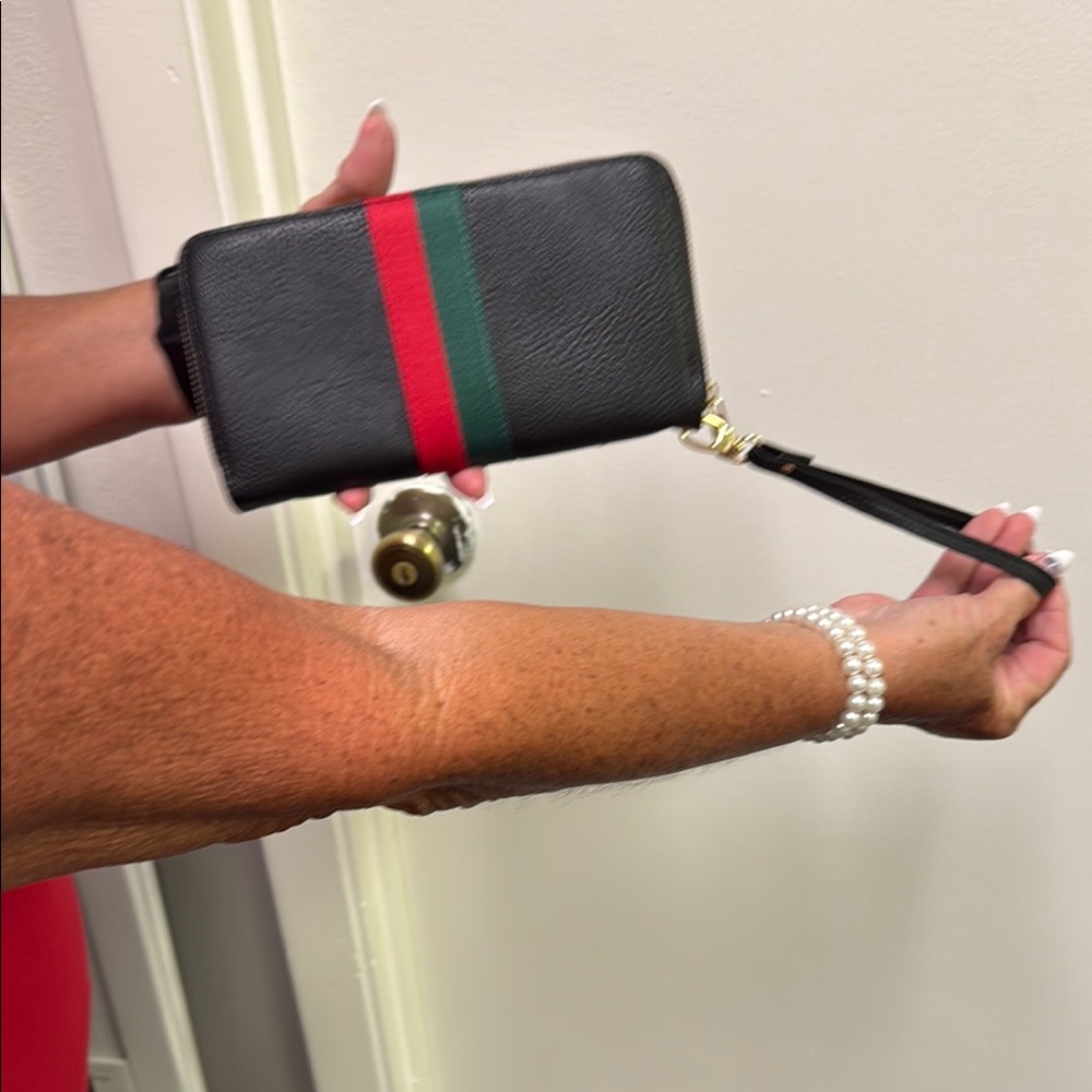 Alba Black Wallet with Gold Zipper